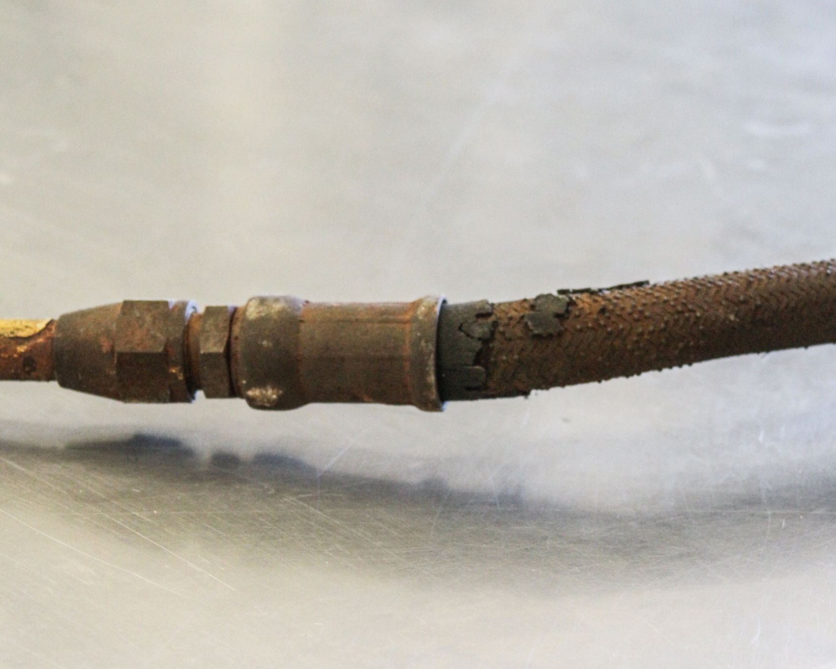 Exposed-Wire-Braids-HosePit